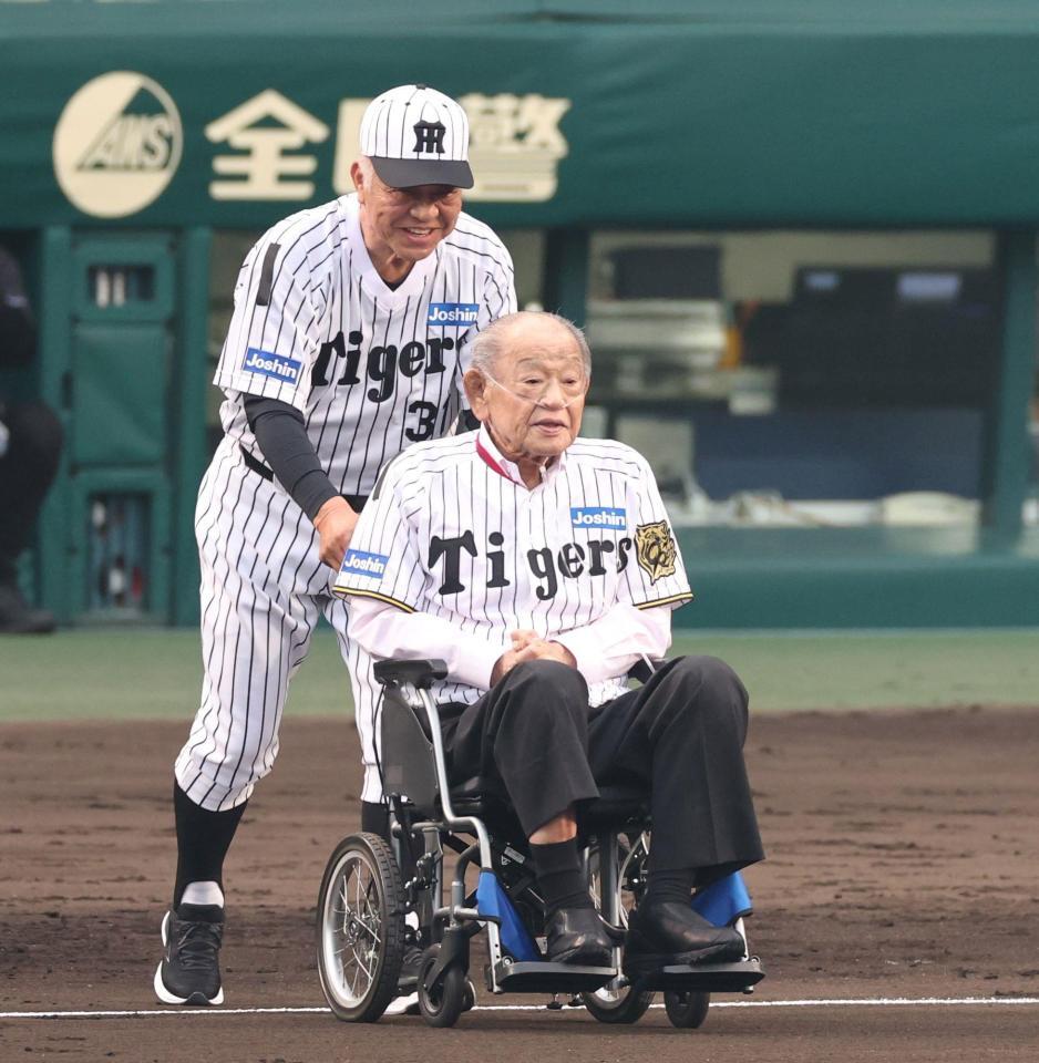 　掛布雅之ＯＢ会長（奥）とマウンドに向かう江夏豊氏＝２５日