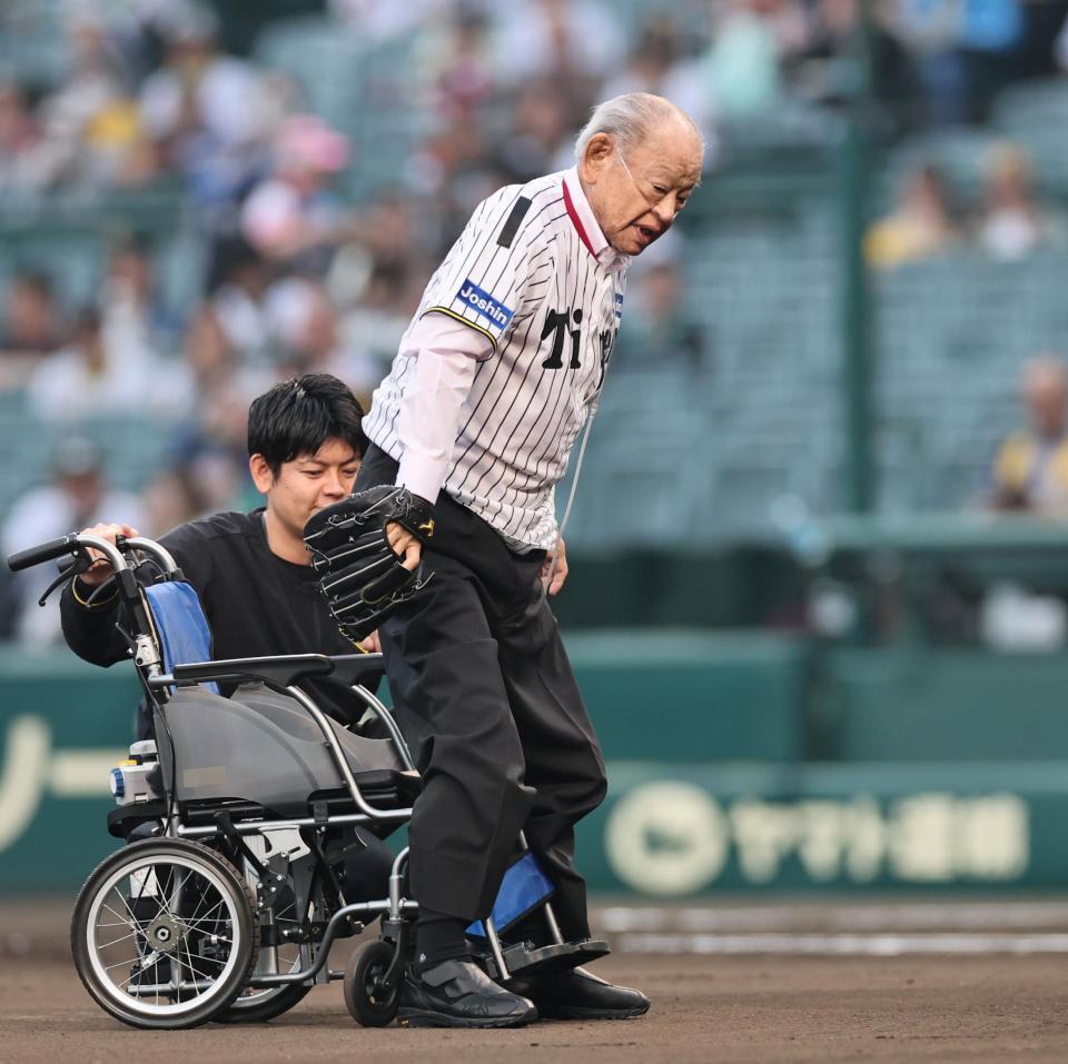 　車いすから立ち上がる江夏豊氏＝２５日