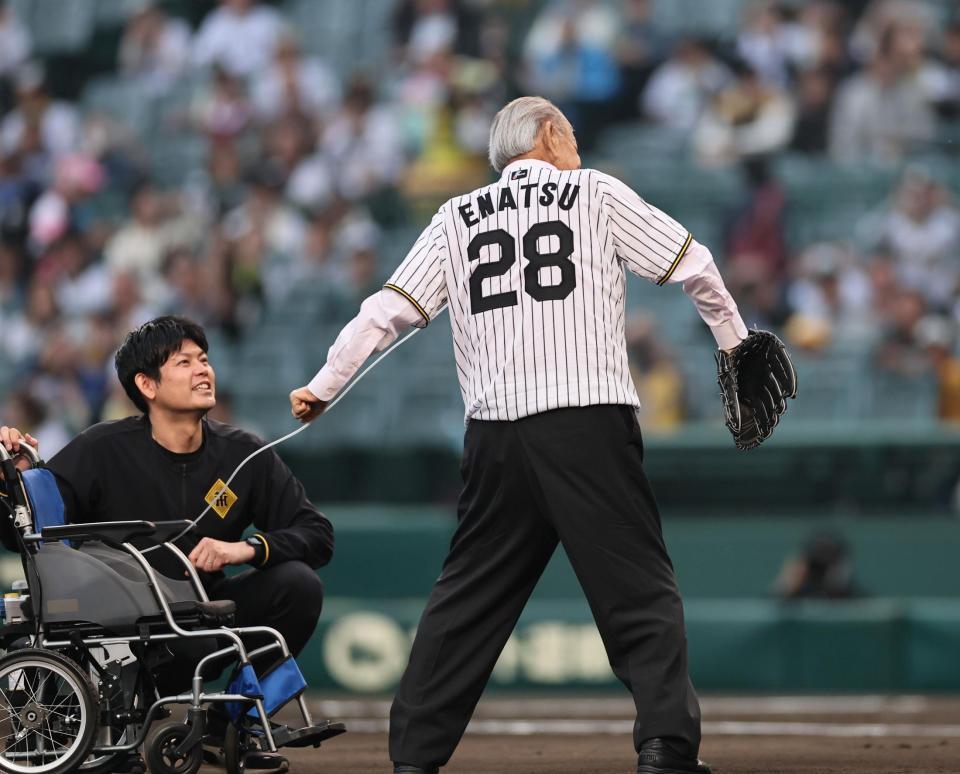 　２８番を背負い、ファーストピッチセレモニーを行う江夏豊氏＝２５日
