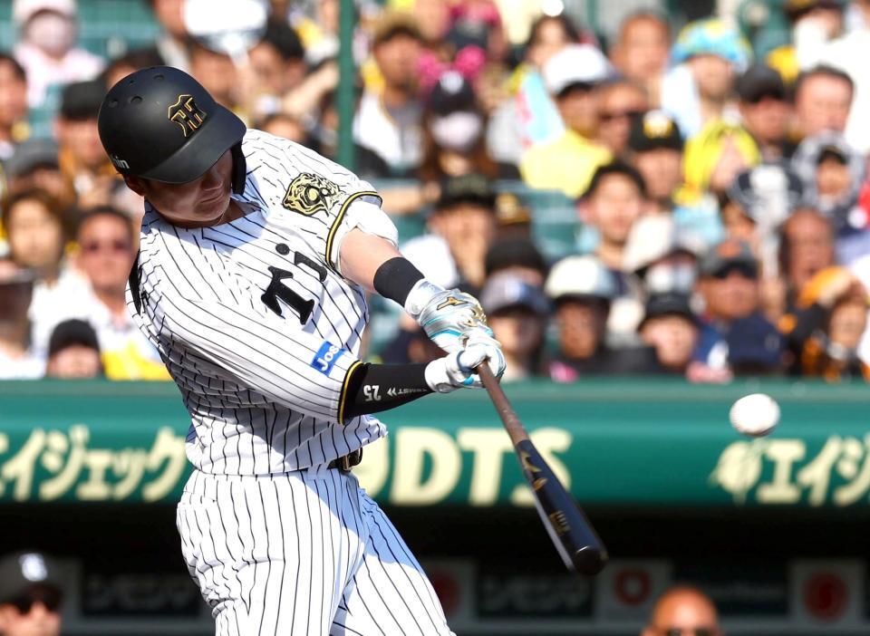 　５回、中前に同点適時打を放つ渡辺（撮影・山口登）