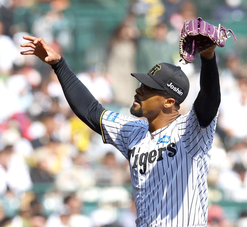 　３回、無失点に抑えベンチに戻るデュプランティエ（撮影・山口登）