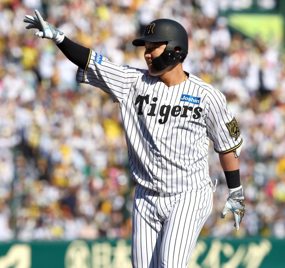 　５回、同点適時打を放ちベンチにポーズを送る渡辺（撮影・山口登）