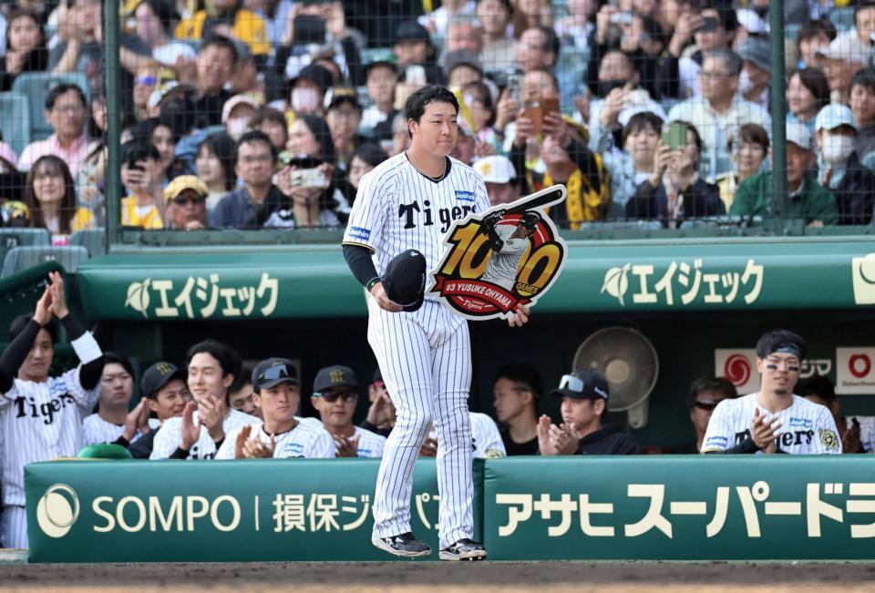 　通算１０００試合出場を達成し、ナインに祝福される大山（撮影・田中太一）