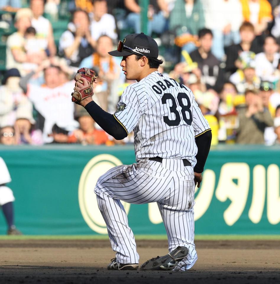 　８回、小幡はキャベッジの打球を好捕する（撮影・山口登）