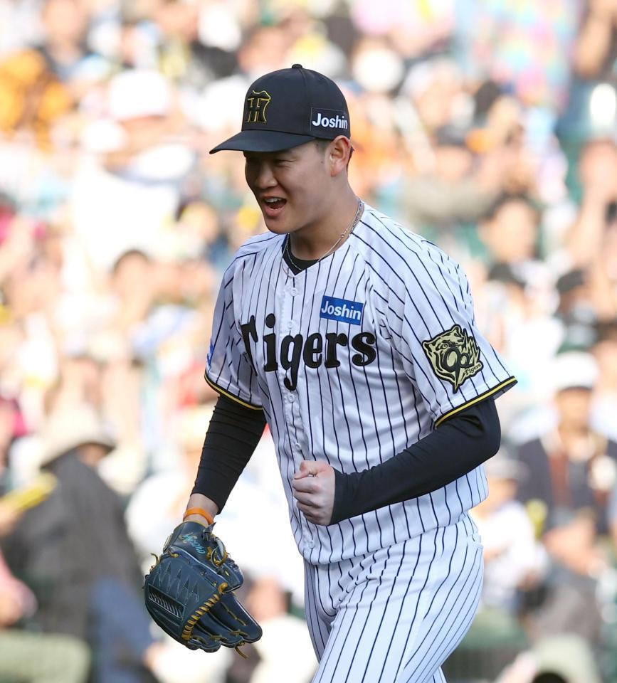 　８回、及川は大城卓を打ち取りガッツポーズでベンチに戻る（撮影・山口登）