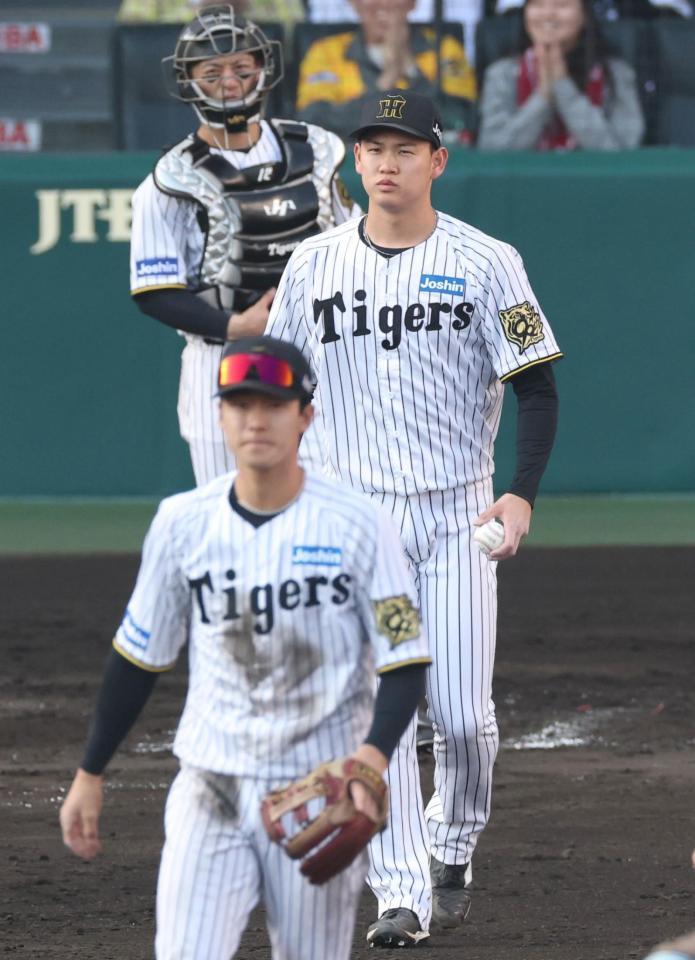 　８回、キャベッジのライナーを好捕した小幡（手前）を見つめ、ひと息つく及川（撮影・中田匡峻）