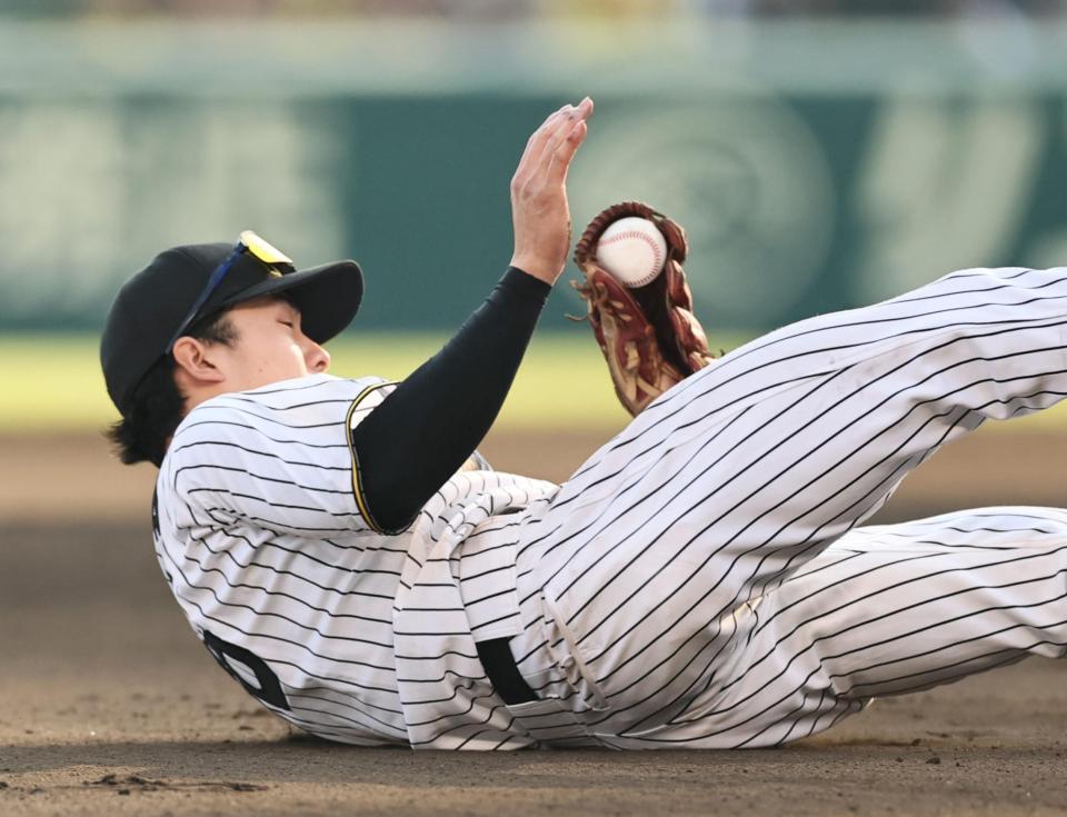 　８回、キャベッジの打球を好捕する小幡（撮影・田中太一）