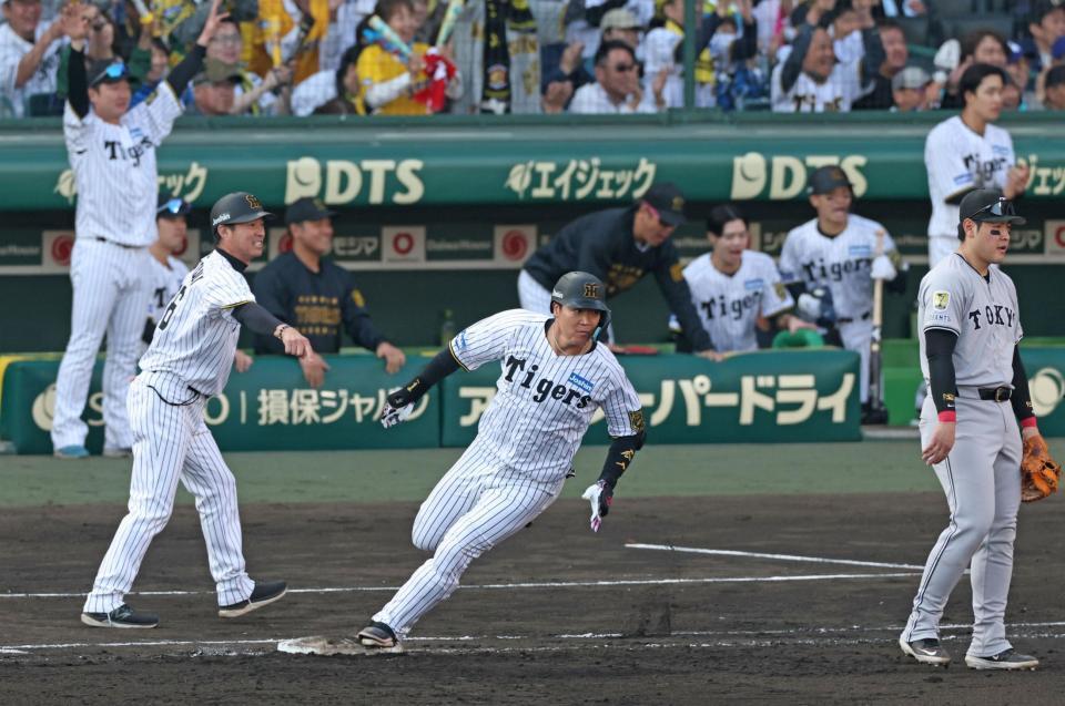 　８回、レフトへ勝ち越し適時二塁打を放つ大山（右は一塁手の岡本）＝撮影・中田匡峻