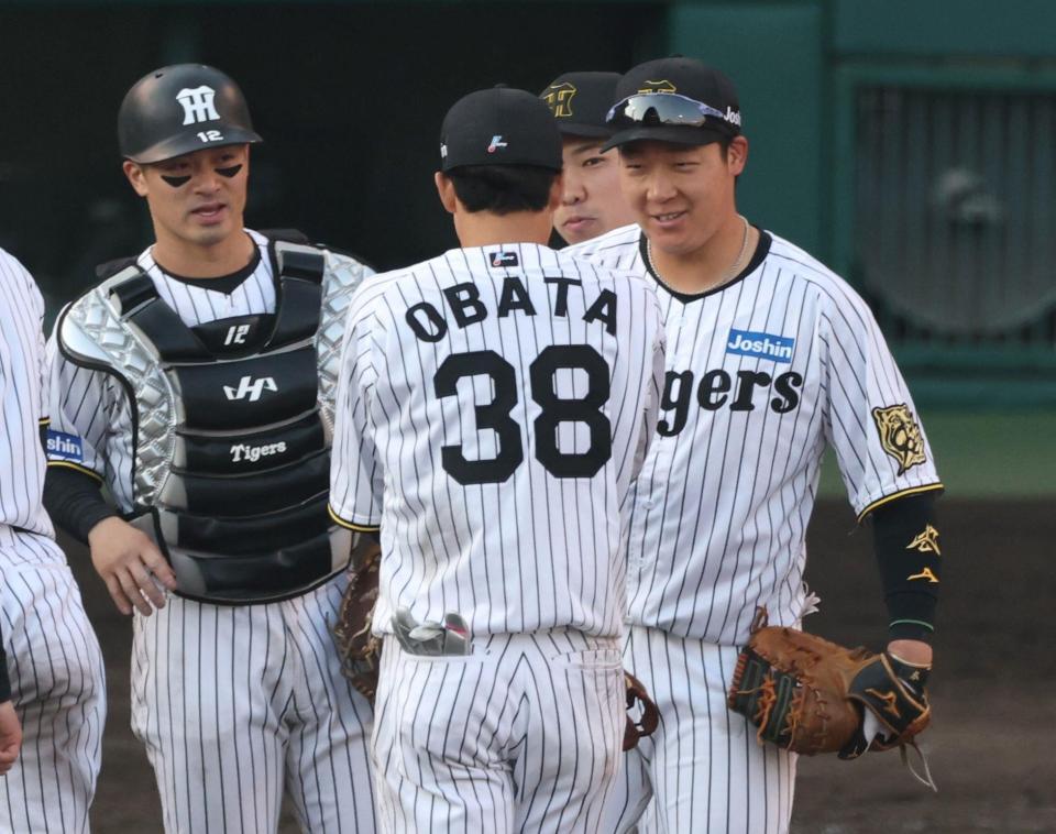 　巨人に勝利し、タッチを交わす大山（右）、小幡（３８）、坂本（左）、石井（撮影・中田匡峻）