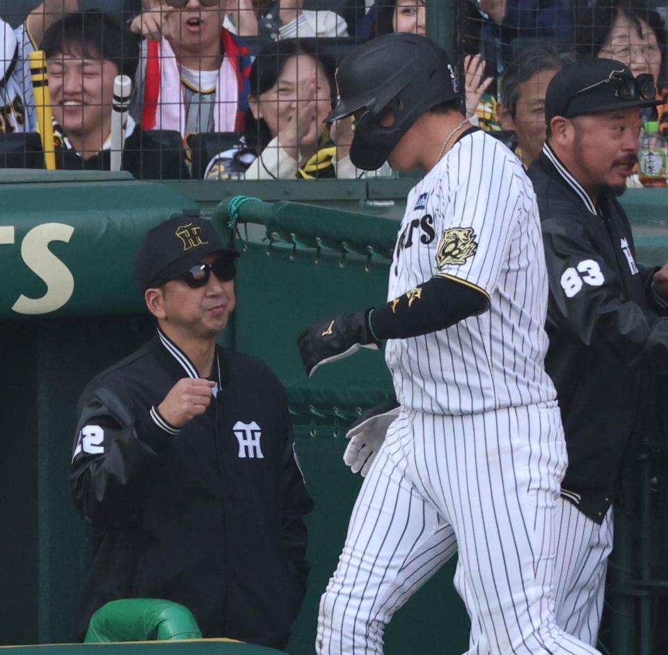 　８回、坂本の２点適時二塁打で生還した大山（右）を迎える藤川監督（撮影・中田匡峻）
