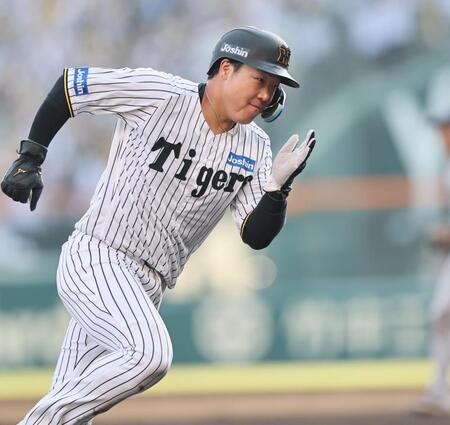 　８回、坂本の適時打で本塁へ走る大山（撮影・田中太一）