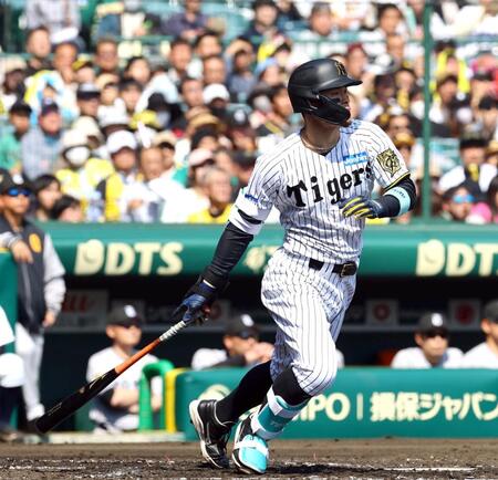 　１回、右前打に同点適時打を放つ佐藤輝（撮影・山口登）