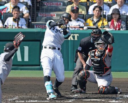 　１回、ライトへ同点適時二塁打を放つ佐藤輝（撮影・中田匡峻）