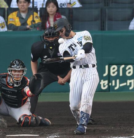 　８回、２点適時二塁打を放つ坂本（撮影・中田匡峻）