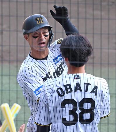 　５回、代打・渡辺の同点適時打で生還し小幡（３８）の出迎えを受ける坂本（撮影・立川洋一郎）