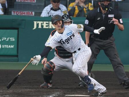 　８回、レフトへ２点適時二塁打を放つ坂本（捕手は甲斐）＝撮影・中田匡峻