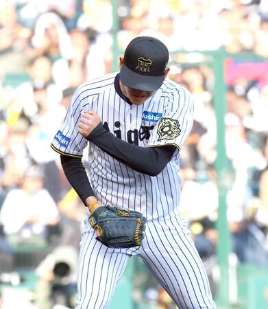 　８回、満塁のピンチを無失点に抑えガッツポーズを見せる及川（撮影・山口登）