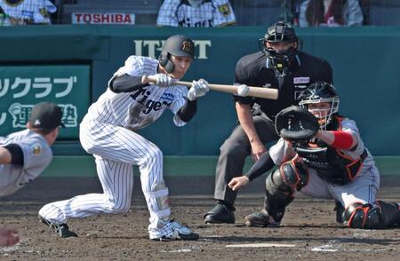 　５回、犠打を決める小幡（撮影・中田匡峻）