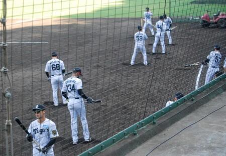 　試合終了後、グラウンドに残りスイング練習をするナイン