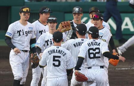 　巨人に勝利し、笑顔の小幡（右端）ら阪神ナイン（撮影・中田匡峻）