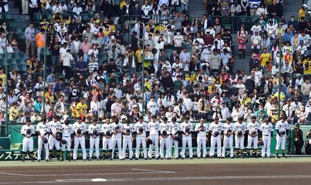 　吉田義男氏を偲び黙とうする藤川監督（右端）ら阪神ナイン（撮影・山口登）
