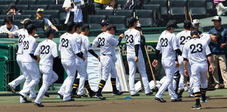 　背番号２３のユニホームを着てアップする阪神ナイン（撮影・山口登）