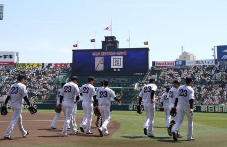 　半旗が掲げられる中、キャッチボールに向かう阪神ナイン（撮影・北村雅宏）