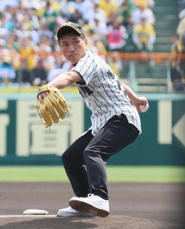 　始球式を務めるますだおかだ・増田英彦（撮影・立川洋一郎）