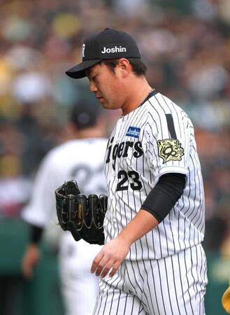 　８回途中、ケガの治療のためにベンチへ戻る桐敷（撮影・北村雅宏）