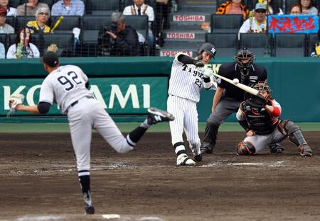 　９回、右翼線に二塁打を放つ木浪（投手・マルティネス、捕手・甲斐）＝撮影・山口登