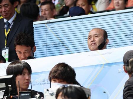 　テレビの実況席に座って観戦する岡田彰布オーナー付顧問（右）＝撮影・立川洋一郎