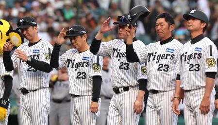 　連勝がストップし、整列する藤川監督（左端）＝撮影・北村雅宏