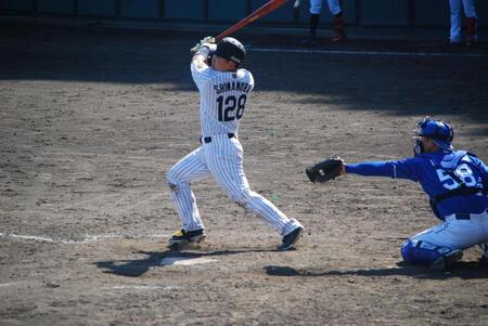 　右中間に二塁打を放つ嶋村