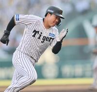 　８回、坂本の適時打で本塁へ走る大山（撮影・田中太一）