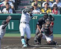 　１回、ライトへ同点適時二塁打を放つ佐藤輝（撮影・中田匡峻）