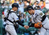 　坂本（左）は試合を締めた石井と握手する（撮影・山口登）
