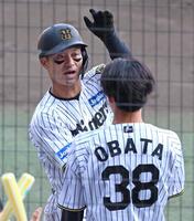 　５回、代打・渡辺の同点適時打で生還し小幡（３８）の出迎えを受ける坂本（撮影・立川洋一郎）