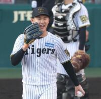 　８回、キャベッジの打球を好捕した小幡に声をかける及川（撮影・中田匡峻）