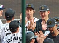 　勝利投手となり藤川監督（左）とタッチを交わす及川（撮影・立川洋一郎）