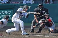 　５回、犠打を決める小幡（撮影・中田匡峻）