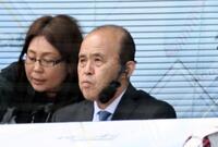 　阪神対巨人戦を解説する岡田彰布・オーナー付顧問（撮影・田中太一）