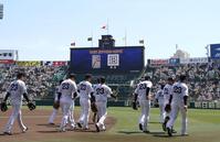 　半旗が掲げられる中、キャッチボールに向かう阪神ナイン（撮影・北村雅宏）