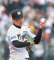 　９回、岸田に勝ち越し適時打を許した岩崎（撮影・北村雅宏）