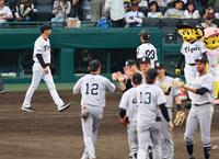 　巨人に敗れ、試合後のあいさつに向かう藤川監督（左）＝甲撮影・山口登