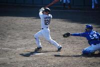 　右中間に二塁打を放つ嶋村