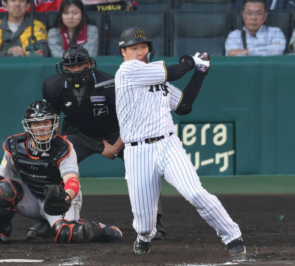 　８回、レフトへ勝ち越し適時二塁打を放つ大山（撮影・中田匡峻）