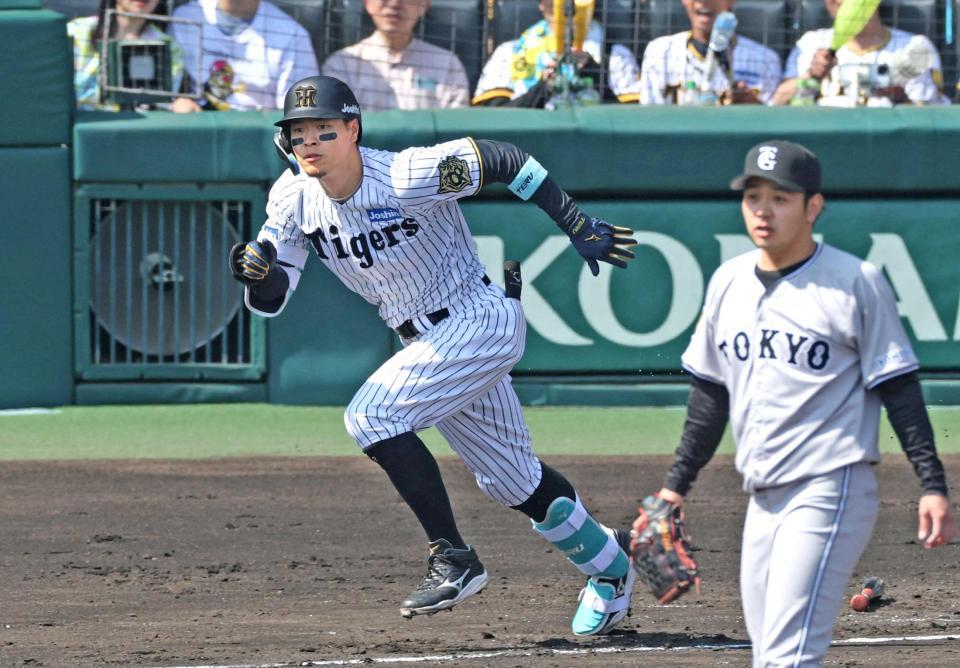 　１回、同点適時二塁打を放つ佐藤輝。投手石川（撮影・中田匡峻）