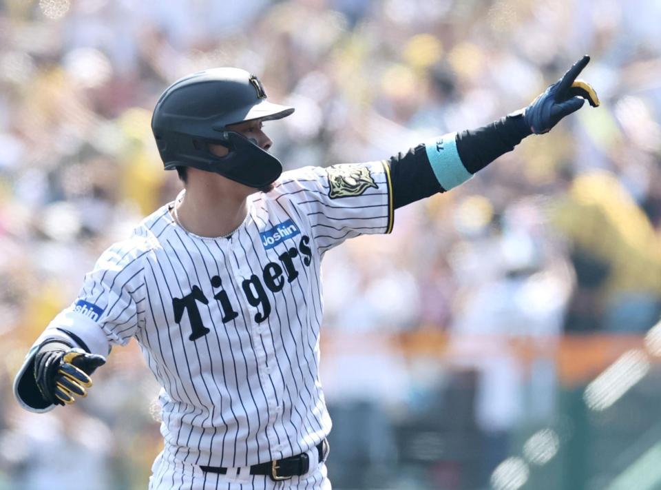 　１回、同点適時打を放つ佐藤輝（撮影・田中太一）