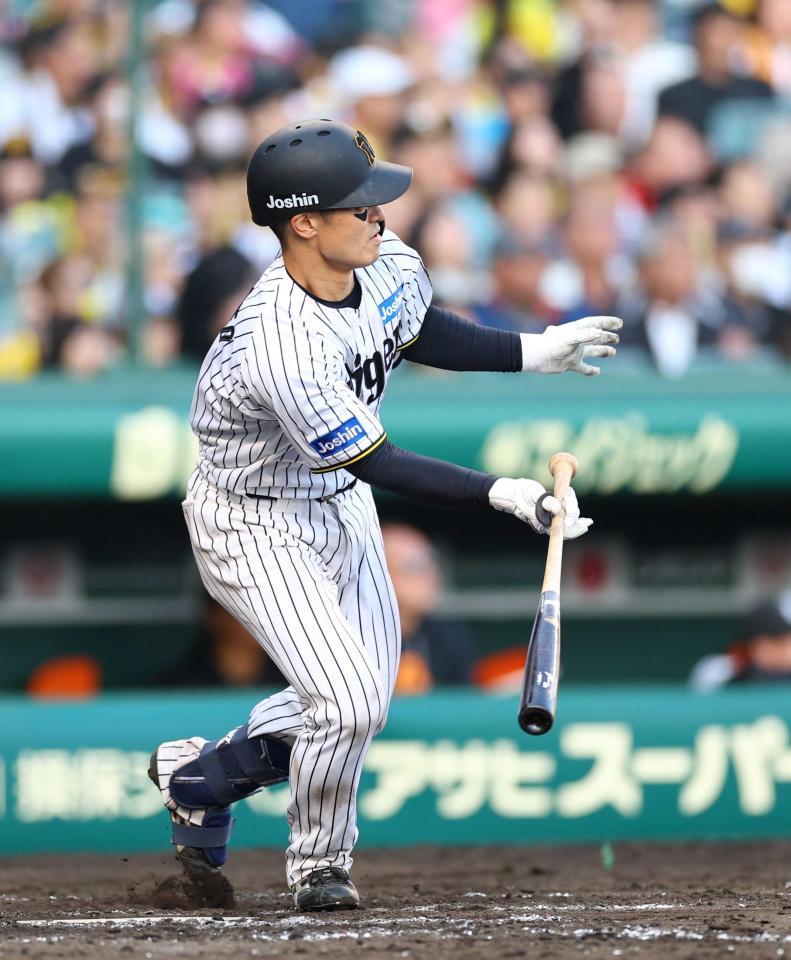 　８回、左越えに２点適時二塁打を放つ坂本（撮影・山口登）