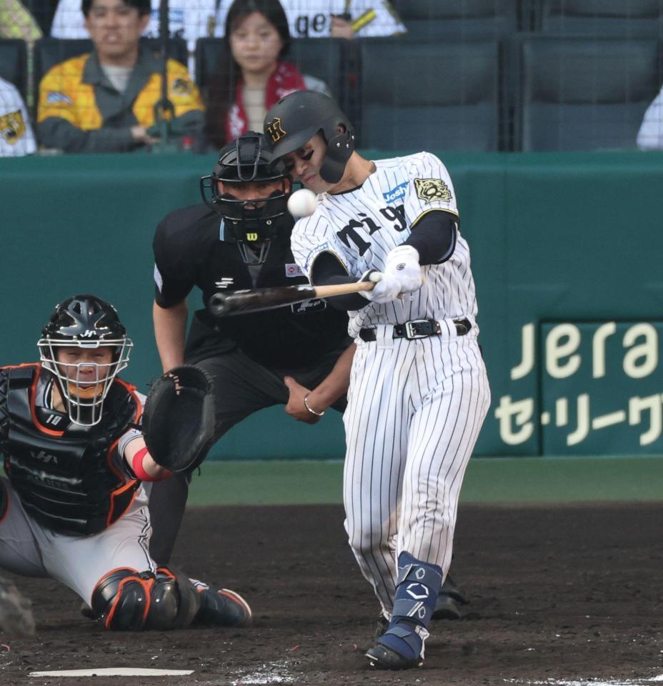 　８回、２点適時二塁打を放つ坂本（撮影・中田匡峻）